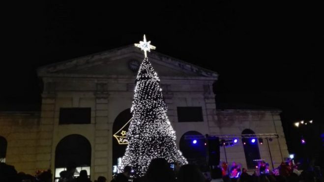 Άναψε το Χριστουγεννιάτικο δέντρο του Δήμου Χανίων