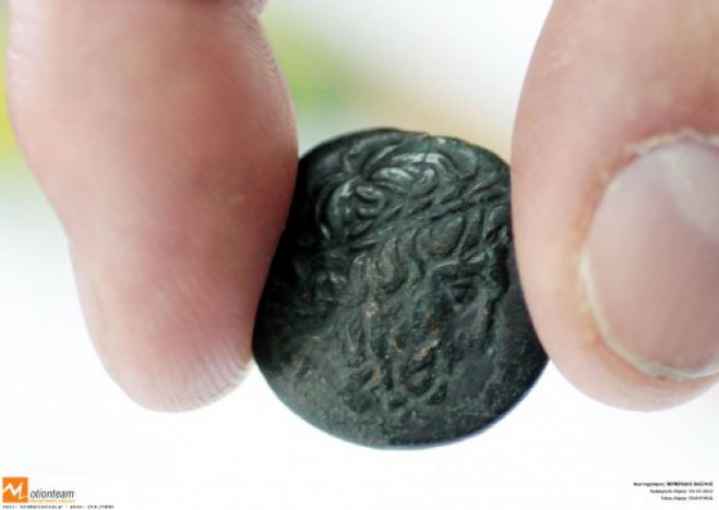 Αρχαία νομίσματα και καλάσνικοφ είχαν σε κρυψώνα