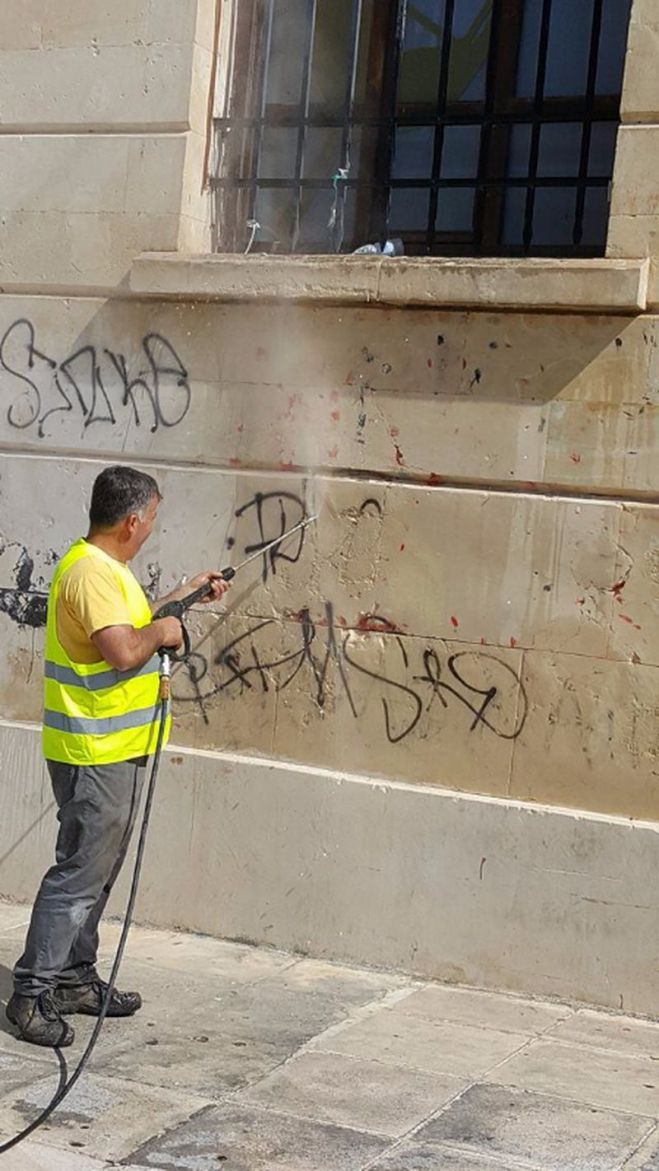 Εργασίες καθαρισμού κοινόχρηστων χώρων σε όλο το εύρος του Δήμου Χανίων
