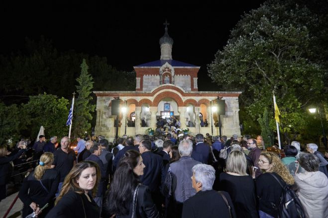 Χιλιάδες Χανιώτες λένε το τελευταίο αντίο στον Κωνσταντίνο Μητσοτάκη