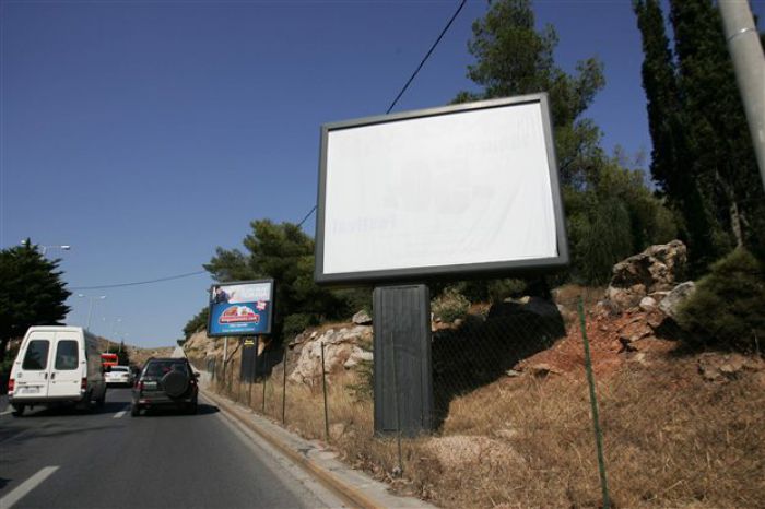 Τέλος στις παράνομες υπαίθριες πινακίδες επιχειρεί να βάλει ο δήμος Πλατανιά
