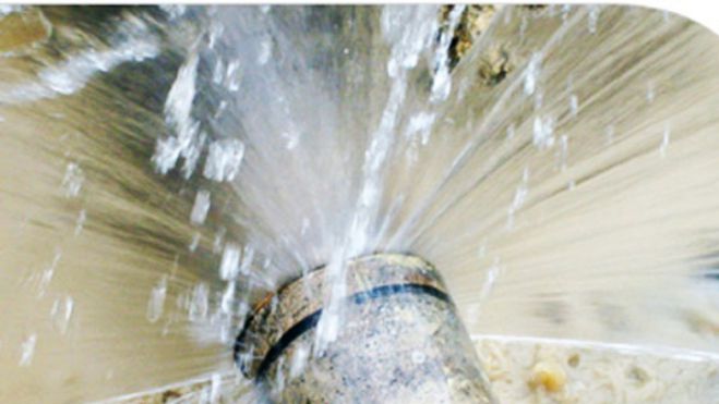 Εδώ και τρεις μέρες χάνεται πόσιμο νερό λόγω βλάβης σε αγωγό της ΔΕΥΑΧ