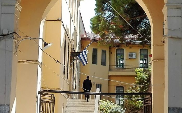 Καταδικάστηκαν οι δυο νεαροί Γερμανοί που κατέβασαν την ελληνική σημαία στα Χανιά