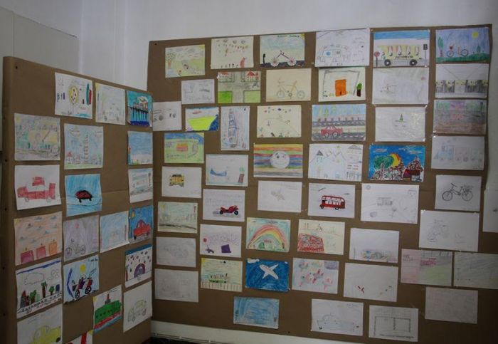 “Μέσα”: Έκθεση ζωγραφικής μαθητών στην είσοδο του Δημαρχείου Χανίων