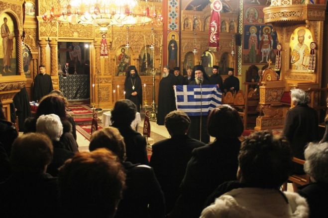 Ελληνικές σημαίες μοίρασε ο Μητροπολίτης Κισάμου και Σελίνου, Αμφιλόχιος