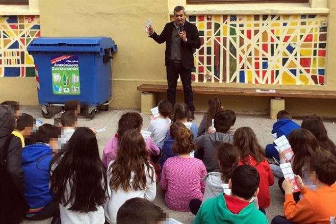 Οι μαθητές μαθαίνουν για την ανακύκλωση