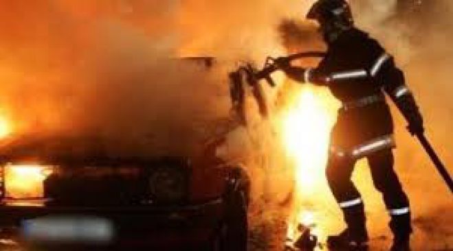 Πυρκαγιά σε δύο αυτοκίνητα και κάδο απορριμμάτων στα Χανιά