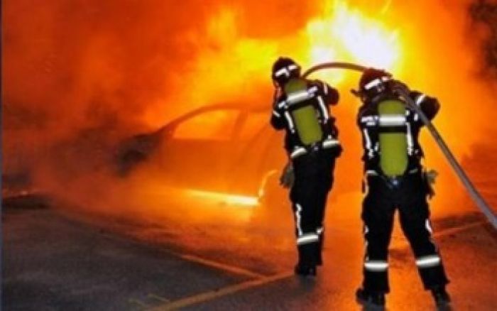Δύο οχήματα τυλίχτηκαν στις φλόγες στα Χανιά