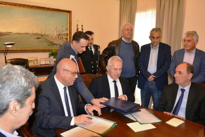 Υπεγράφη η σύμβαση για την παραχώρηση του στρατοπέδου Μαρκοπούλου στον Δήμο Χανίων