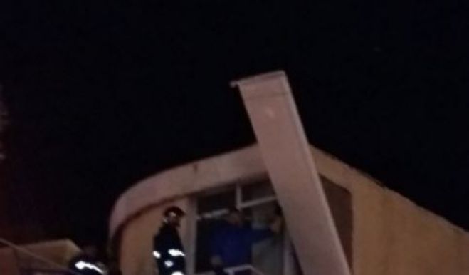 Ταμπέλα στο κέντρο των Χανίων κρεμόταν πάνω από καλώδια της ΔΕΗ