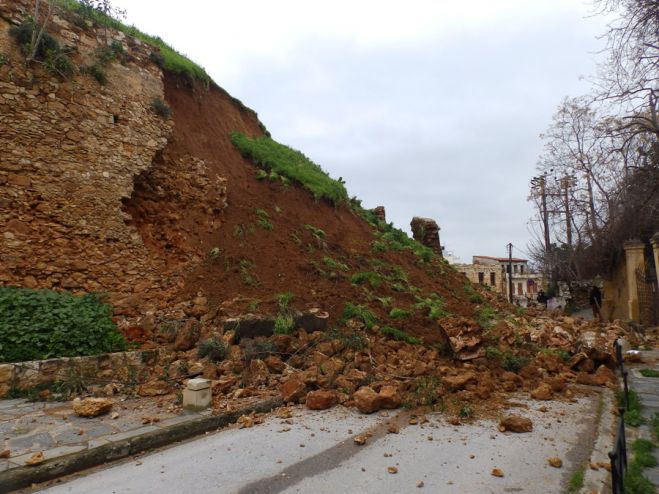 Και δεύτερη κατολίσθηση υπέστη ο επιπρομαχώνας του Αγ. Δημητρίου