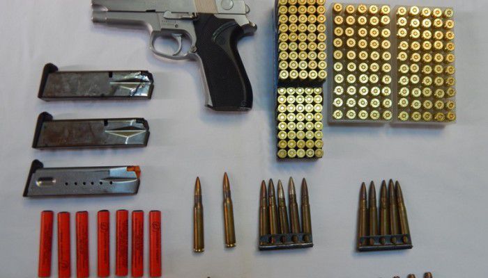 Χειροπέδες σε 31χρονο στο Ρέθυμνο για όπλο και κροτίδες