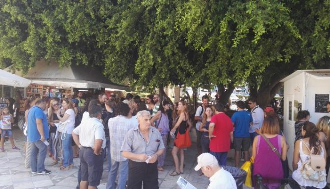 Συγκέντρωση διαμαρτυρίας στην Δημοτική Αγορά από τους εκπαιδευτικούς