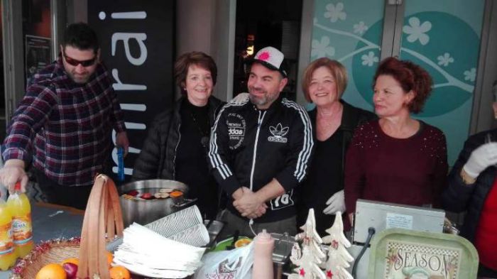 &Omicron; chef B. &Kappa;&alpha;&lambda;&lambda;ί&delta;&eta;&sigmaf; &mu;&alpha;&gamma;&epsilon;ί&rho;&epsilon;&psi;&epsilon; &xi;&alpha;&nu;ά &sigma;&tau;&alpha; &Chi;&alpha;&nu;&iota;ά &gamma;&iota;&alpha; &tau;&omicron;&nu; &laquo;&Omicron;&rho;ί&zeta;&omicron;&nu;&tau;&alpha;&raquo;