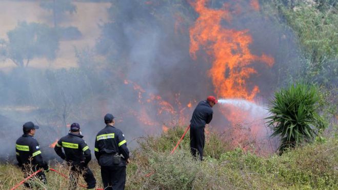 Υπό μερικό έλεγχο τέθηκε αργά τη νύχτα η πυρκαγιά στα Νέα Ρούματα