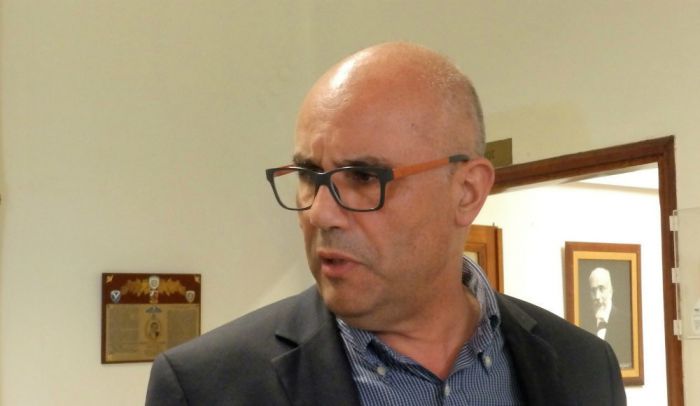 &Sigma;&tau;&omicron; &Eta;&rho;ά&kappa;&lambda;&epsilon;&iota;&omicron; &omicron; &delta;ή&mu;&alpha;&rho;&chi;&omicron;&sigmaf; &Chi;&alpha;&nu;ί&omega;&nu;