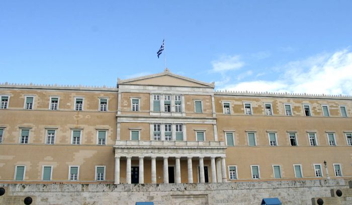 Η τροπολογία που δεν έφτασε στη Βουλή & τα διπλώματα που έχουν παγώσει