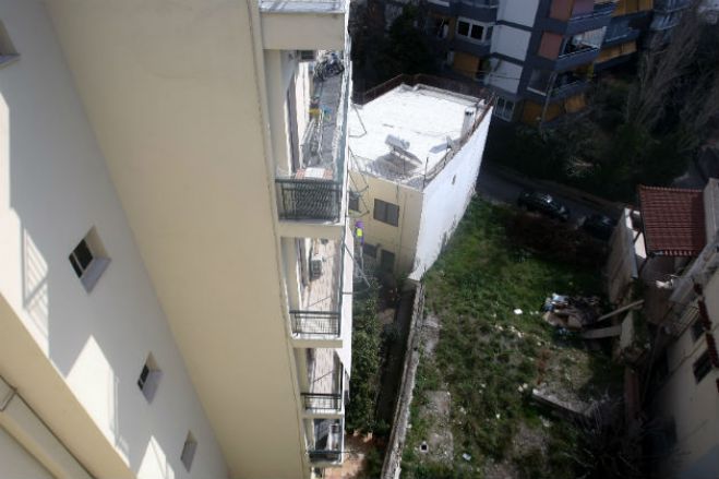 Νεκρός 80χρονος. Έπεσε από τον τρίτο όροφο πολυκατοικίας.