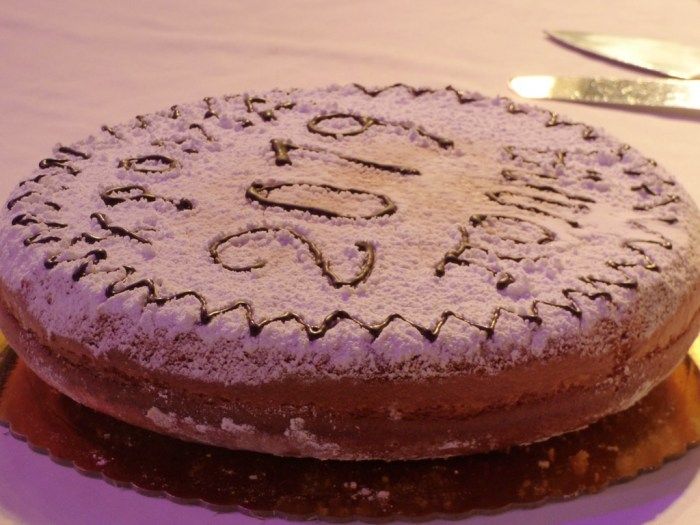 &Kappa;ό&beta;&epsilon;&iota; &tau;&eta; &beta;&alpha;&sigma;&iota;&lambda;ό&pi;&iota;&tau;ά &tau;&omicron;&upsilon; &tau;&omicron; &Lambda;ύ&kappa;&epsilon;&iota;&omicron; &Epsilon;&lambda;&lambda;&eta;&nu;ί&delta;&omega;&nu; &Chi;&alpha;&nu;ί&omega;&nu;