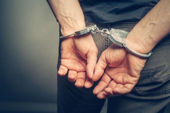 Ξήλωσαν τρεις πόρτες αλουμινίου και στη συνέχεια τις πούλησαν