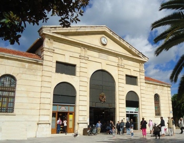 Τα οχήματα τους κατεβάζουν στη Δημοτική Αγορά οι αγρότες
