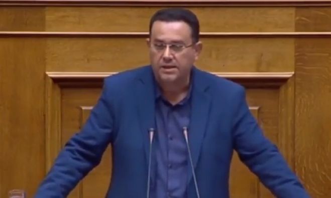 &Sigma;&tau;&alpha; &Chi;&alpha;&nu;&iota;ά &alpha;ύ&rho;&iota;&omicron; &omicron; &Mu;&alpha;&nu;ώ&lambda;&eta;&sigmaf; &Sigma;&upsilon;&nu;&tau;&upsilon;&chi;ά&kappa;&eta;&sigmaf;