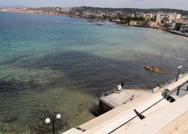 Ζητούν παρέμβαση εισαγγελέα για τα βουρκόνερα στην παραλία του Κουμ Καπί