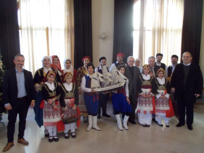 Παραδοσιακά Χριστουγεννιάτικα κάλαντα στο Δήμαρχο Ηρακλείου Βασίλη Λαμπρινό