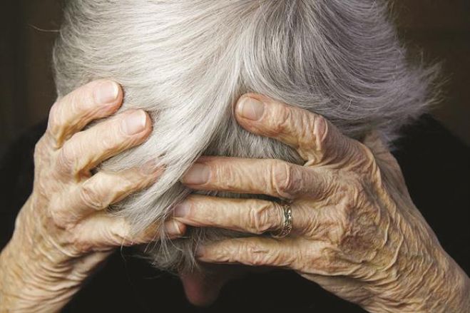 Απατεώνες την έπεισαν να τους δώσει 40.000 ευρώ