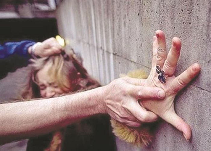 Καταγγελία σοκ: Βίασαν ομαδικά 22χρονη και τη βιντεοσκόπησαν