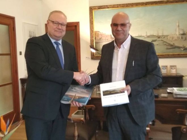 &Epsilon;&theta;&iota;&mu;&omicron;&tau;&upsilon;&pi;&iota;&kappa;ή &sigma;&upsilon;&nu;ά&nu;&tau;&eta;&sigma;&eta; &Delta;&eta;&mu;ά&rho;&chi;&omicron;&upsilon; &Chi;&alpha;&nu;ί&omega;&nu;, &Tau;. &Beta;ά&mu;&beta;&omicron;&upsilon;&kappa;&alpha;, &mu;&epsilon; &tau;&omicron;&nu; &Pi;&rho;έ&sigma;&beta;&eta; &tau;&eta;&sigmaf; &Phi;&iota;&nu;&lambda;&alpha;&nu;&delta;ί&alpha;&sigmaf;