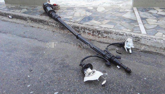Έπεσε και άλλη κολόνα φωτισμού στο Κουμ Καπί στα Χανιά