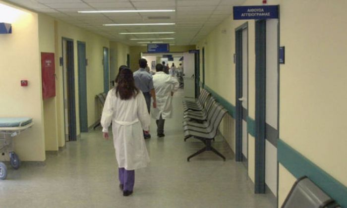 Άνιση μάχη στην εντατική για τον άνδρα που έπεσε από την καρότσα