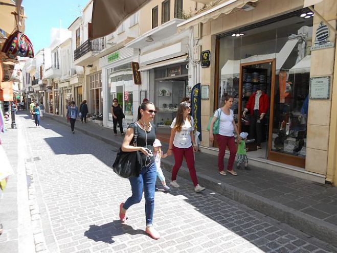 Στις καλοκαιρινές εκπτώσεις εναποθέτουν τις ελπίδες τους οι έμποροι του Ρεθύμνου