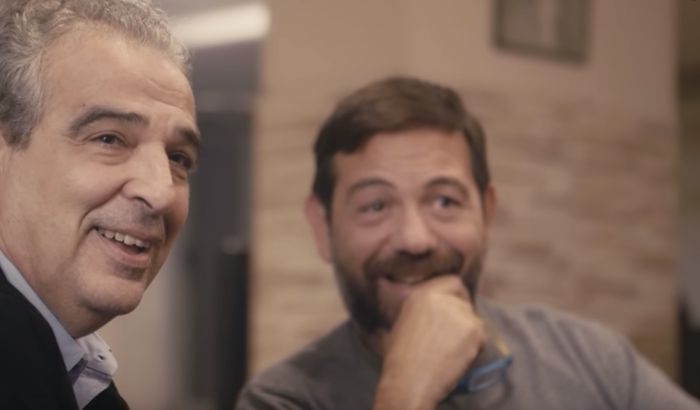 Ο γιατρός Ντίνος Μερκούρης που εξετάζει εδώ και έξι χρόνια δωρεάν τους κατοίκους των Ανωγείων