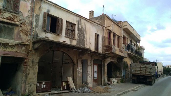 Ξεκινά η κατεδάφιση κτισμάτων στην οδό Σήφακα