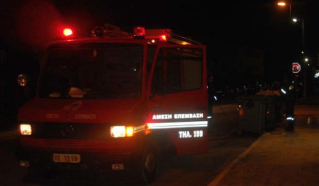 Στις φλόγες τρία οχήματα σε πυλωτή πολυκατοικίας στο Κουμ Καπί