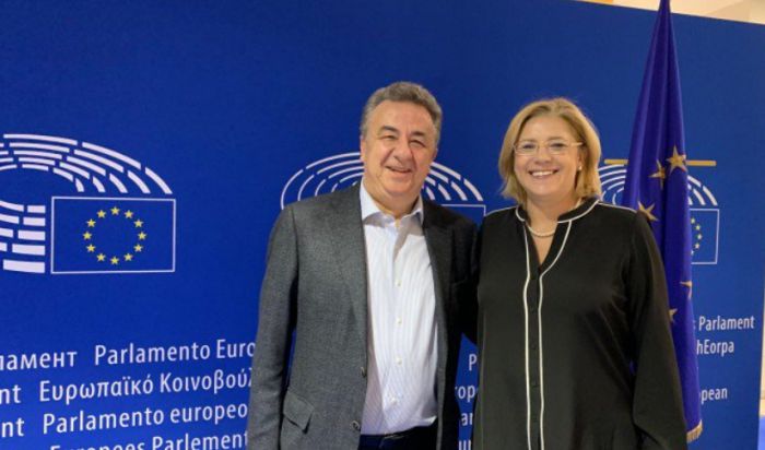 Με την επίτροπο Περιφ. Πολιτικής συναντήθηκε στις Βρυξέλλες ο Αρναουτάκης