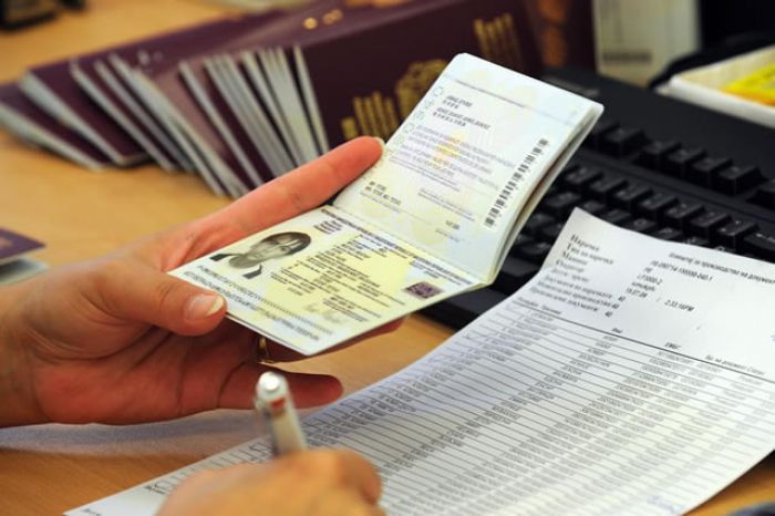 Συνελήφθησαν 17 αλλοδαποί για πλαστογραφία πιστοποιητικών, στον Κρατικό Αερολιμένα Ηρακλείου