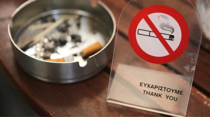 Κάπνιζαν σε Ναό