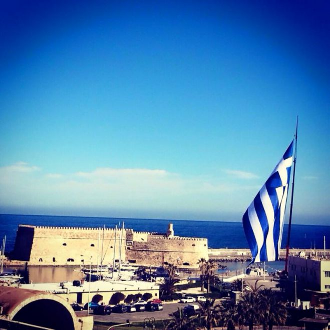 Ύψωσαν τη γιγάντια σημαία στο Ηράκλειο