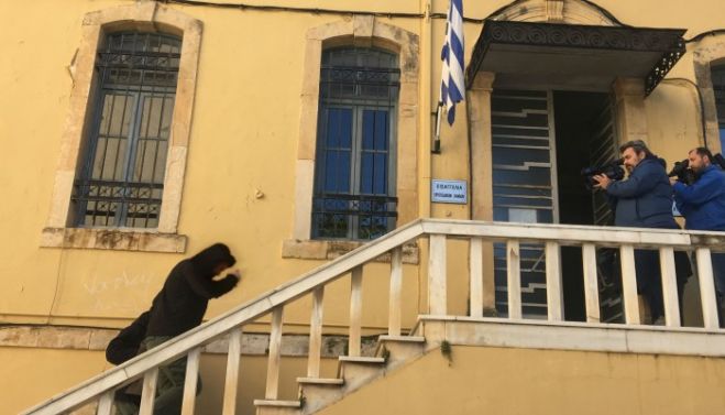 &Sigma;&tau;&eta; &phi;&upsilon;&lambda;&alpha;&kappa;ή &omicron;&delta;&eta;&gamma;&epsilon;ί&tau;&alpha;&iota; &omicron; 57&chi;&rho;&omicron;&nu;&omicron;&sigmaf; &pi;&omicron;&upsilon; &alpha;&sigma;&epsilon;&lambda;&gamma;&omicron;ύ&sigma;&epsilon; &sigma;&epsilon; &mu;&alpha;&theta;ή&tau;&rho;&iota;&epsilon;&sigmaf; &tau;&omicron;&upsilon;