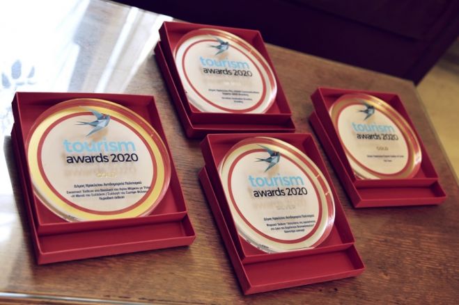 &Delta;ύ&omicron; &chi;&rho;&upsilon;&sigma;ά &kappa;&alpha;&iota; &delta;ύ&omicron; &alpha;&sigma;&eta;&mu;έ&nu;&iota;&alpha; &beta;&rho;&alpha;&beta;&epsilon;ί&alpha; &kappa;έ&rho;&delta;&iota;&sigma;&epsilon; &omicron; &Delta;ή&mu;&omicron;&sigmaf; &Eta;&rho;&alpha;&kappa;&lambda;&epsilon;ί&omicron;&upsilon; &sigma;&tau;&alpha; &laquo;Tourism  Awards 2020&raquo;