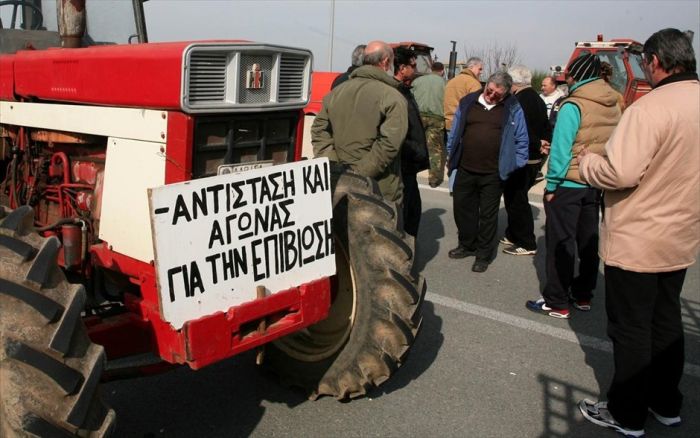 ΖΕΣΤΑΙΝΟΥΝ ΤΑ ΤΡΑΚΤΕΡ ΟΙ ΑΓΡΟΤΕΣ ΣΤΑ ΧΑΝΙΑ