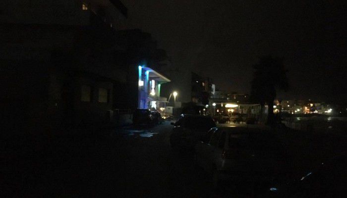 Δεν θα πιστεύετε ποια κεντρική συνοικία είναι στο σκοτάδι μισό μήνα