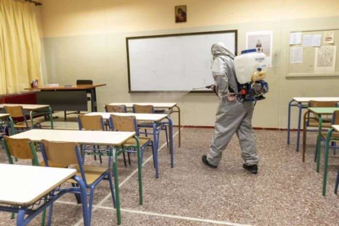 Προληπτική απολύμανση σε σχολεία της Κρήτης