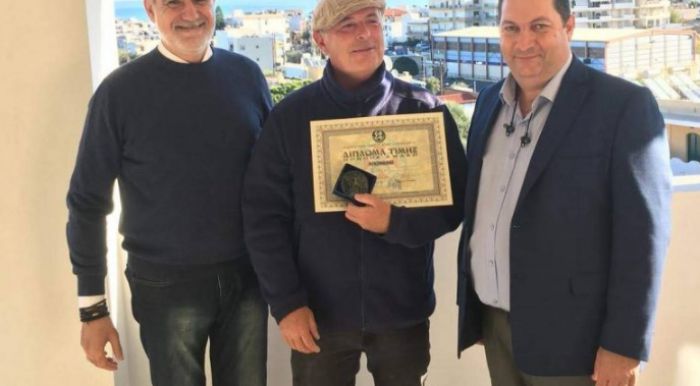 Βράβευσαν τον Ολλανδό πεταλωτή που φροντίζει τα κρητικά γαϊδουράκια