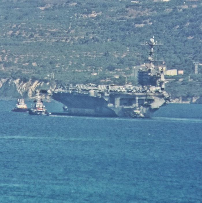 “Έδεσε” στη Σούδα το αεροπλανοφόρο USS George Bush