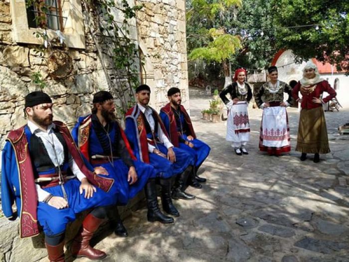Ο Λαογραφικός Όμιλος «Λάζαρος &amp; Μανόλης Χνάρης» στο TALOS PLAZA