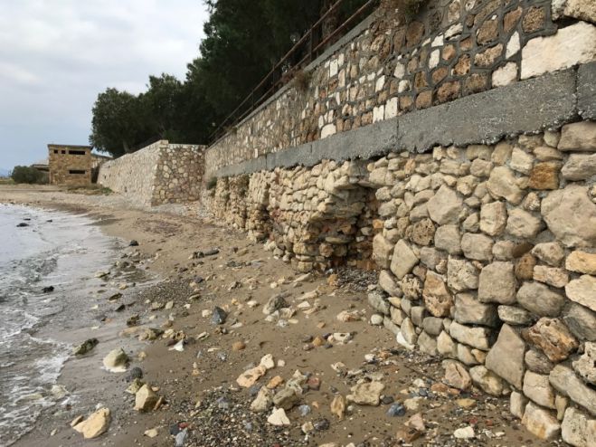Καταρρέει ο τοίχος που στηρίζει την &quot;ακτή Κανάρη&quot; στα Χανιά